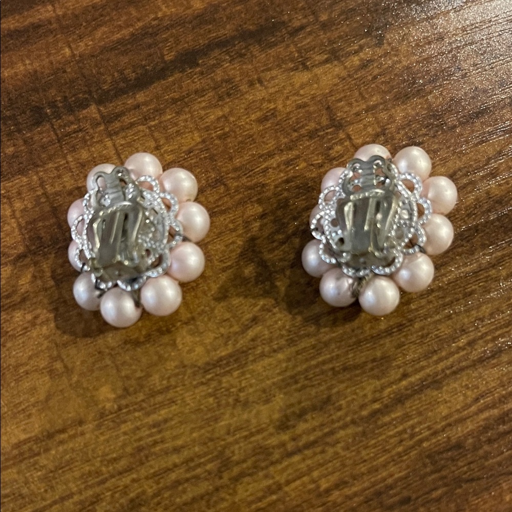 Vintage Elegant Pearl Cluster Earrings - Picture 2 of 2